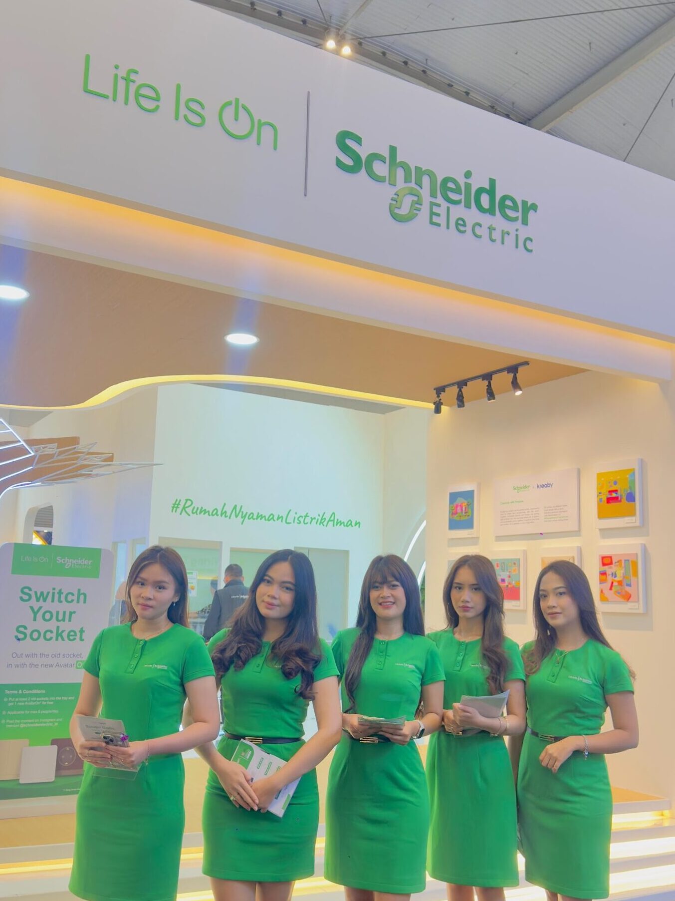 Masa depan bangunan cerdas dan hijau dimulai hari ini 🚀 Di IBT 2025, Schneider Electric menghadirkan solusi pintar untuk menjadikan gedung lebih hemat energi, ramah lingkungan, dan siap menghadapi tantangan masa depan 🌱✨  Mulai dari smart energy management, digital solutions, hingga teknologi untuk mendukung sustainability